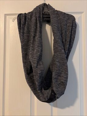 Lululemon Vinyasa Infinity Scarf in Heathered Charcoal